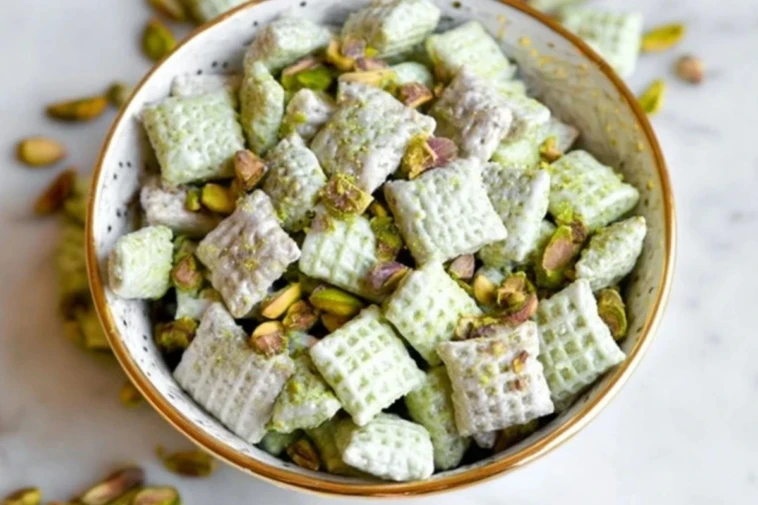 Easy Pistachio Puppy Chow