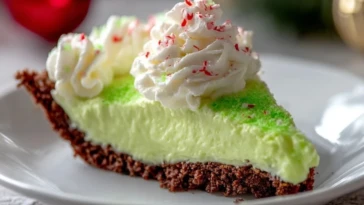 Easy 10-Minute No-Bake Grinch Pie